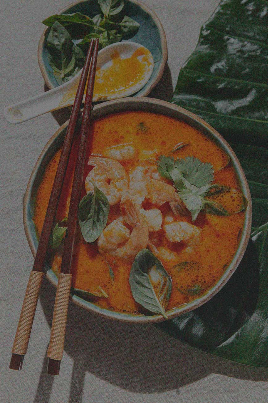 Thailändisches Curry mit frischen Kräutern